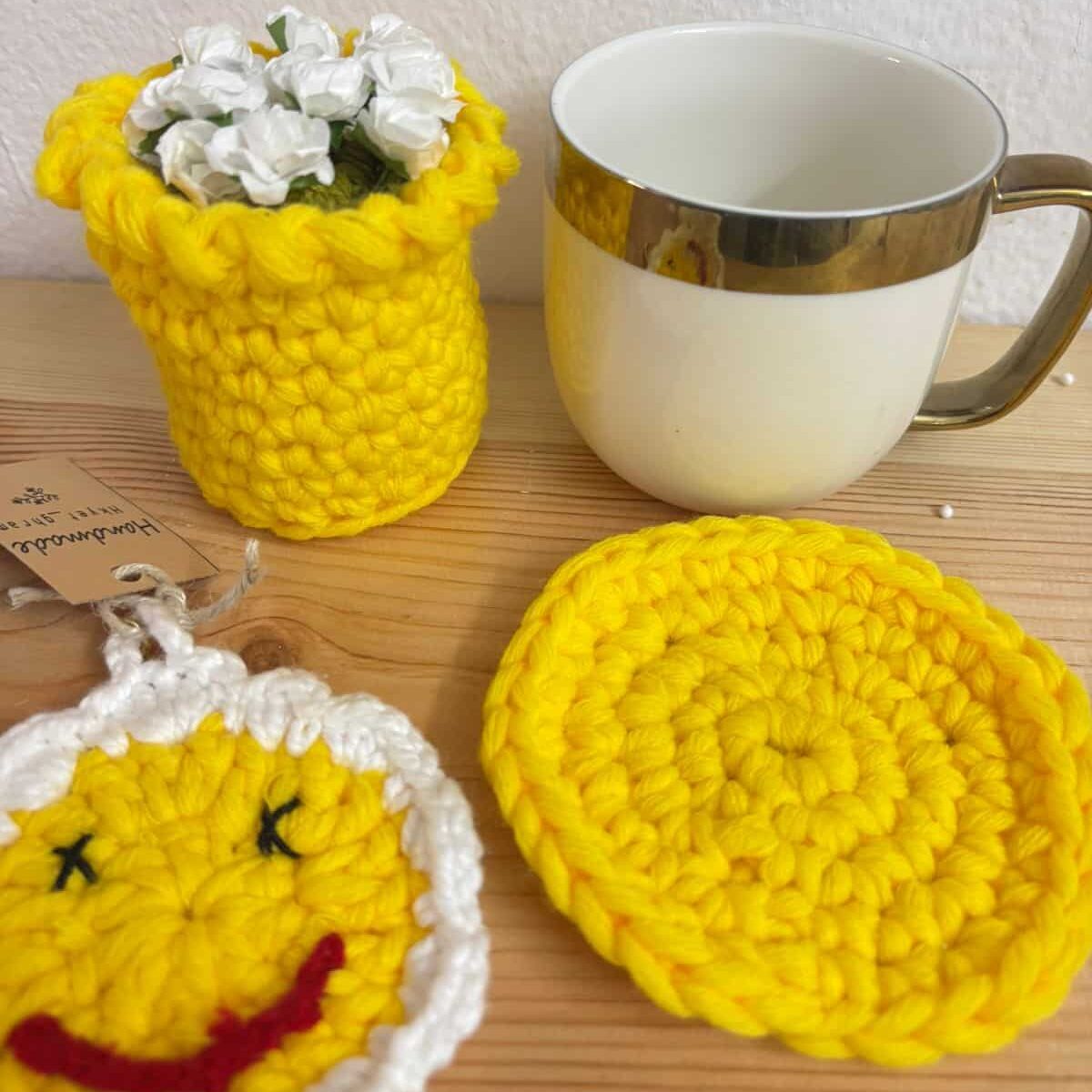 Coffret cadeau Smiley en crochet - Mug, sous-tasse & pot de fleurs faits main