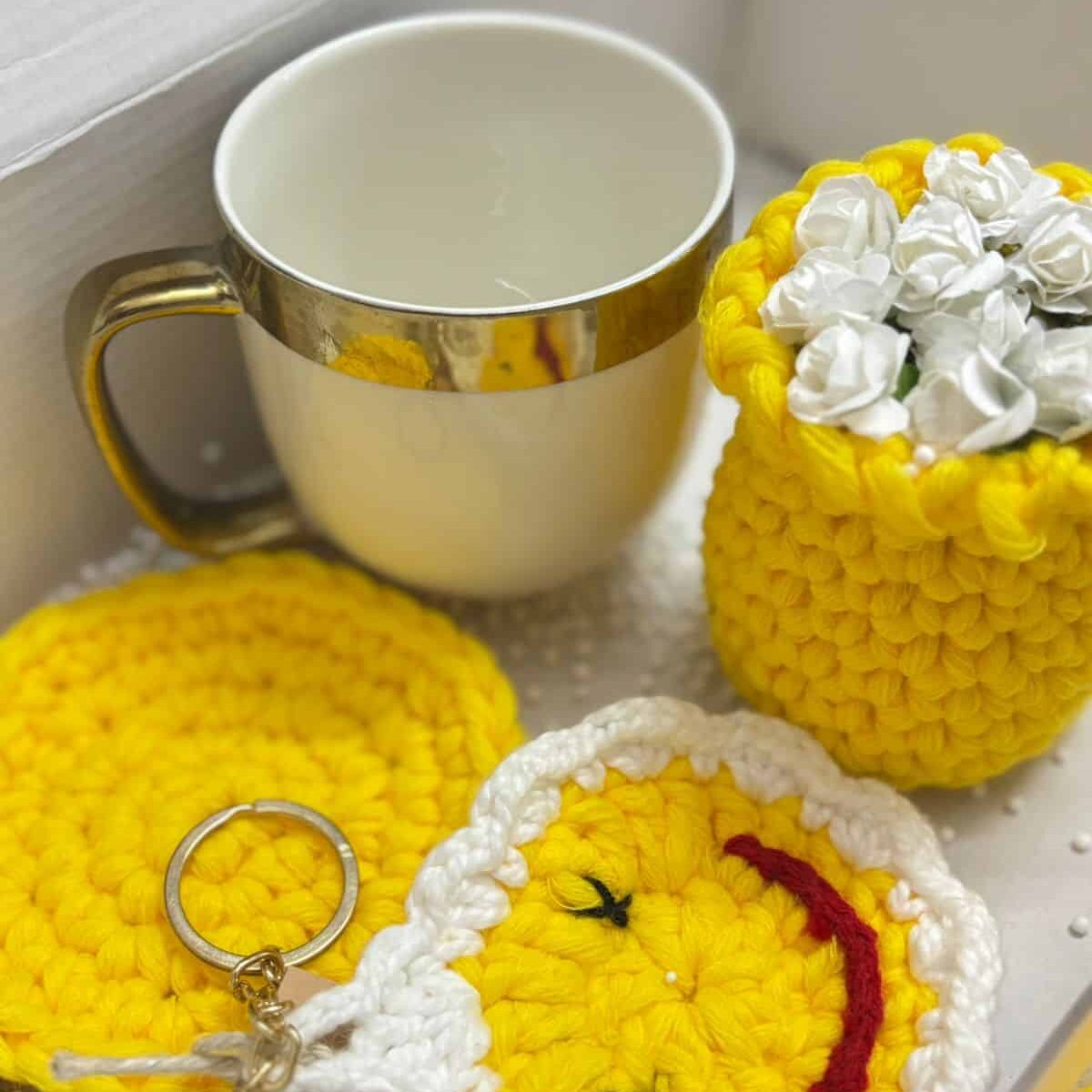 Coffret cadeau Smiley en crochet - Mug, sous-tasse & pot de fleurs faits main