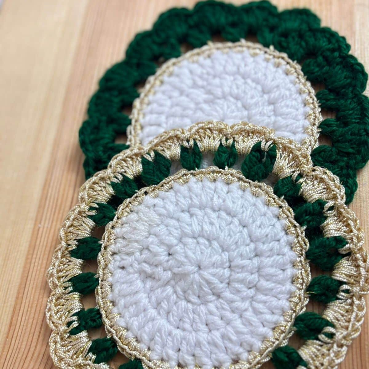 Coffret cadeau DUO vert avec 2 mugs & porte-clé cœur en crochet - Fait main