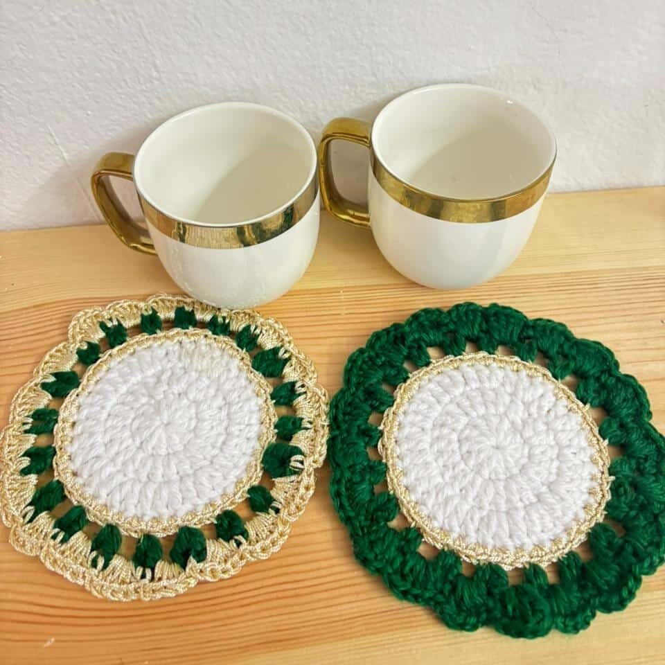 Coffret cadeau DUO vert avec 2 mugs & porte-clé cœur en crochet - Fait main