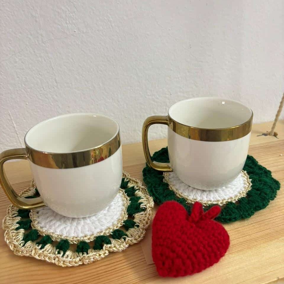 Coffret cadeau DUO vert avec 2 mugs & porte-clé cœur en crochet - Fait main