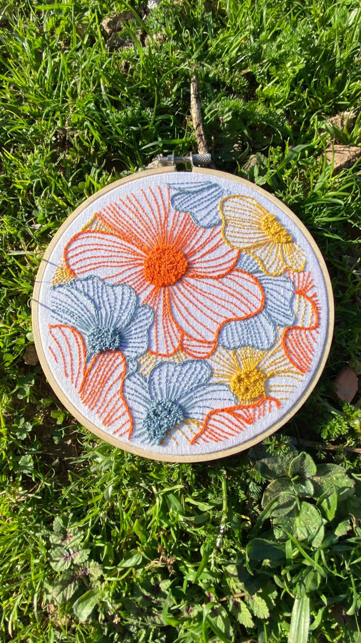 Tableau brodé unique : l'élégance florale pour votre intérieur