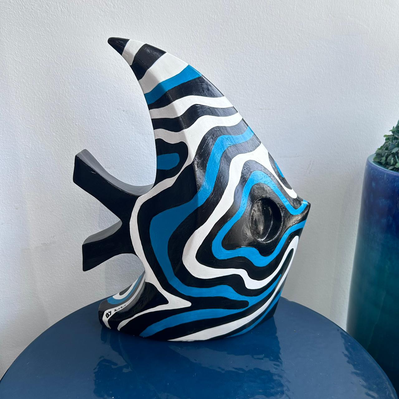Sculpture Poisson Design – Motifs Ondulés Noir, Bleu et Blanc – Pièce Unique Moderne