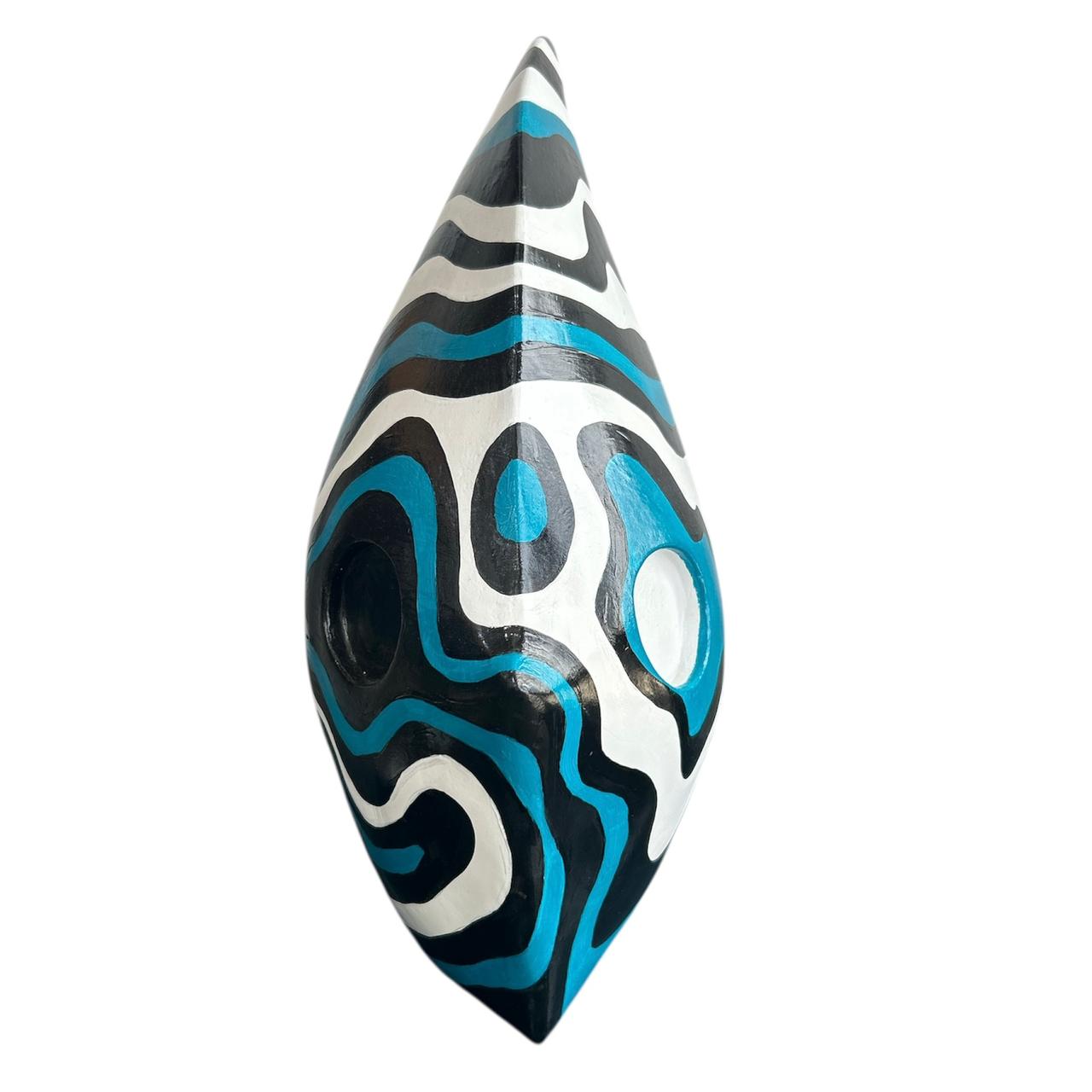Sculpture Poisson Design – Motifs Ondulés Noir, Bleu et Blanc – Pièce Unique Moderne