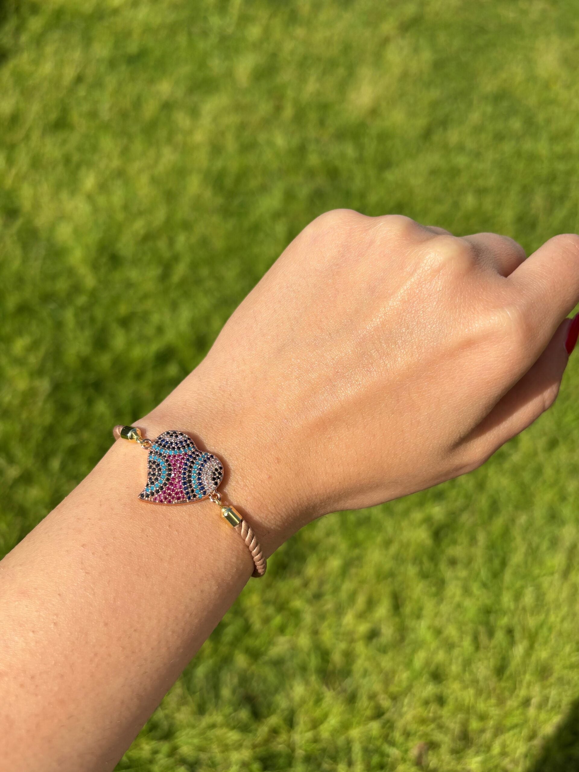 Bracelet en fil beige ajustable avec motif cœur