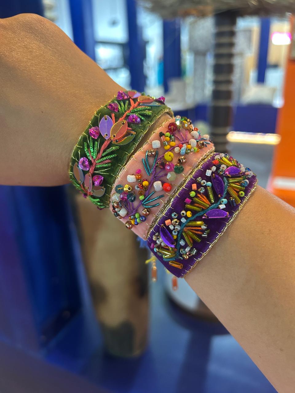 Bracelet ajustable brodé à la main