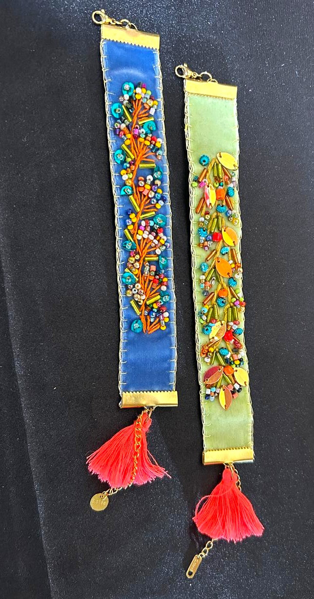Bracelet ajustable brodé à la main