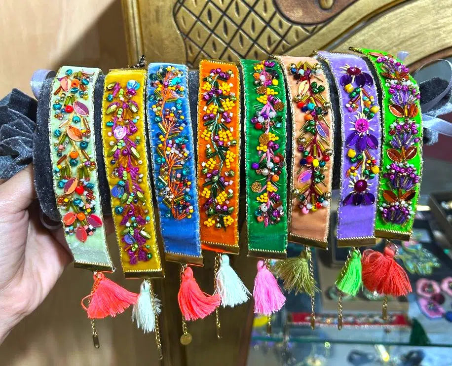 Bracelet ajustable brodé à la main