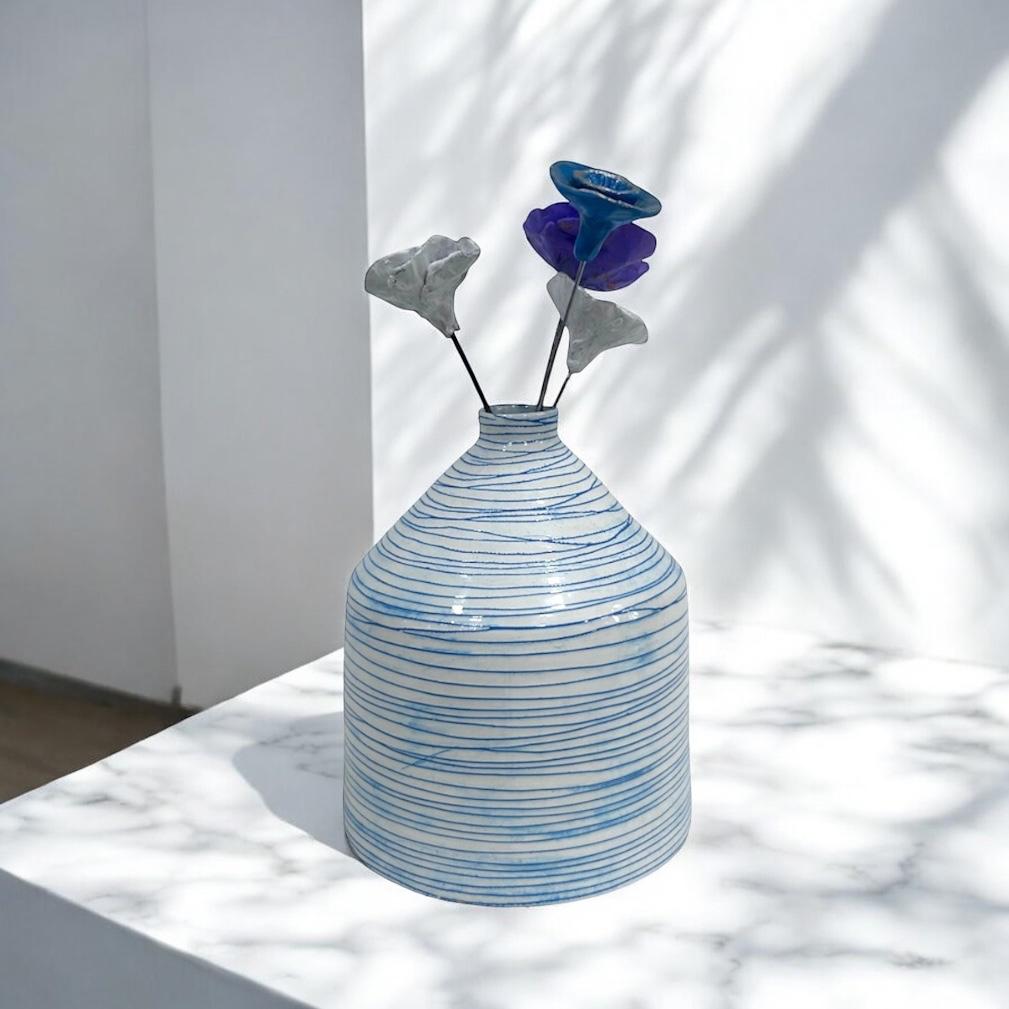Vase rayé bleu et blanc en céramique - Finition artisanale - H 20 cm