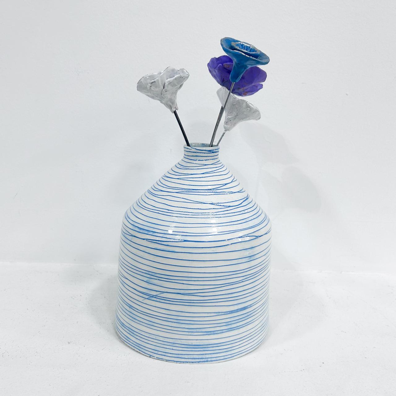 Vase bleu et blanc en céramique - Finition artisanale