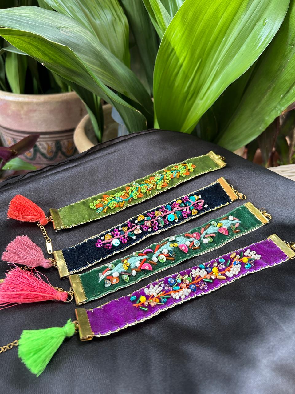 Bracelet ajustable brodé à la main