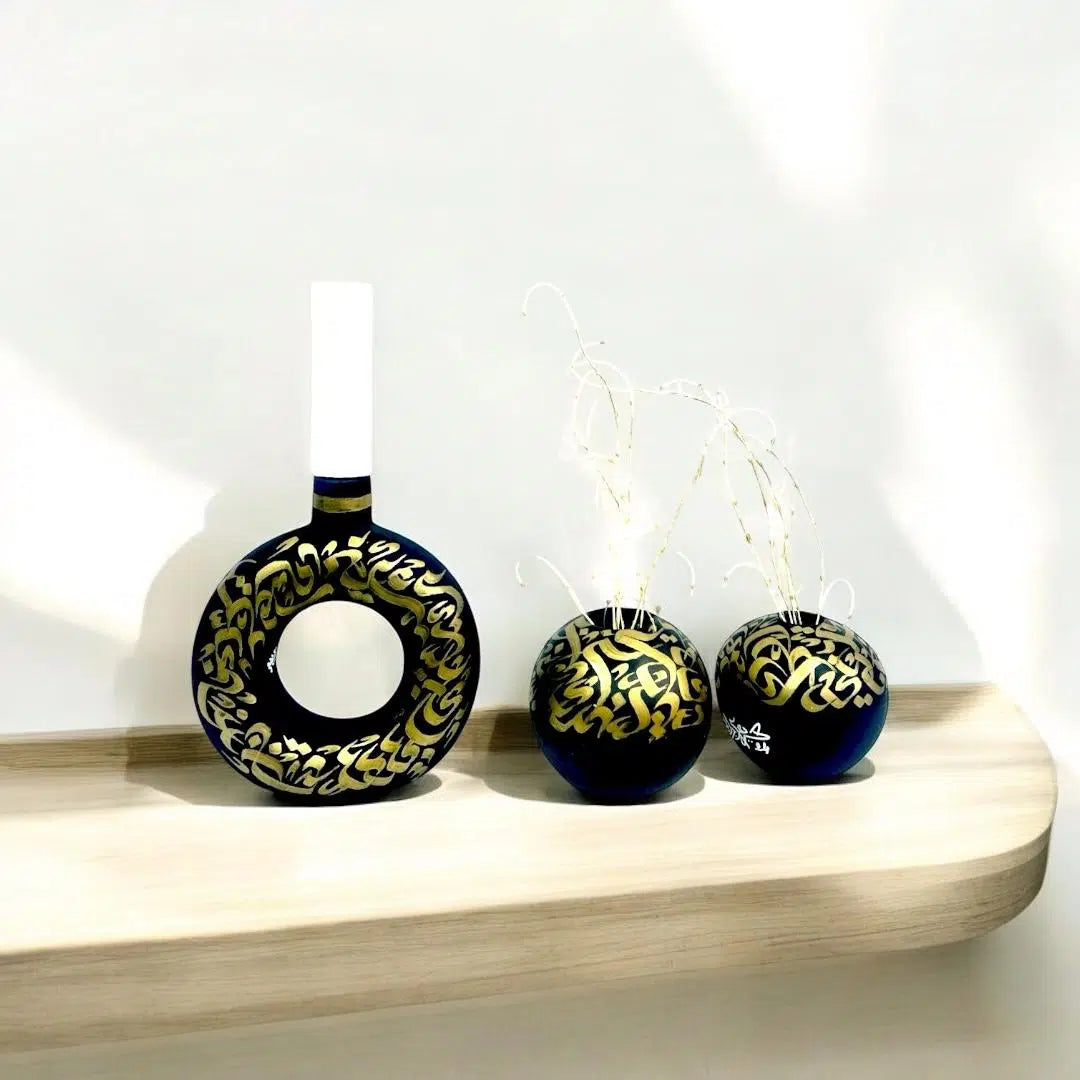 3 Vases décoratifs en calligraphie arabe en noir et or