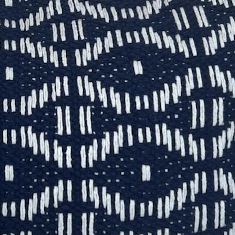 Coussin Tressé bleu et blanc – Pompons Blancs – 30×50 cm
