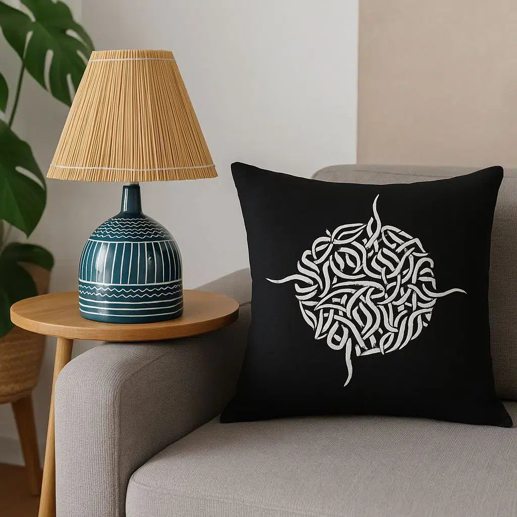 Lampe en céramique bleue et abat-jour en paille