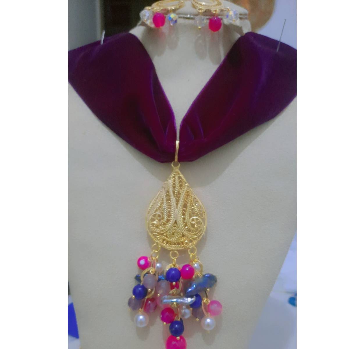 collier velours mauve en cuivre or 18k style khomsa exclusif