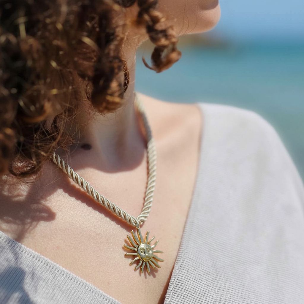 Collier soleil éclatant pour un été inoubliable