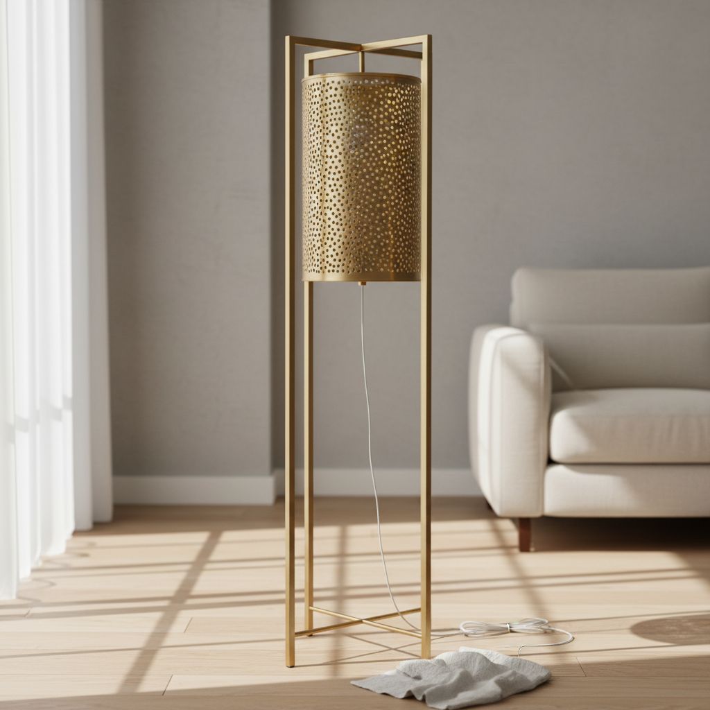 Lampadaire en cuivre doré avec abat-jour ajouré