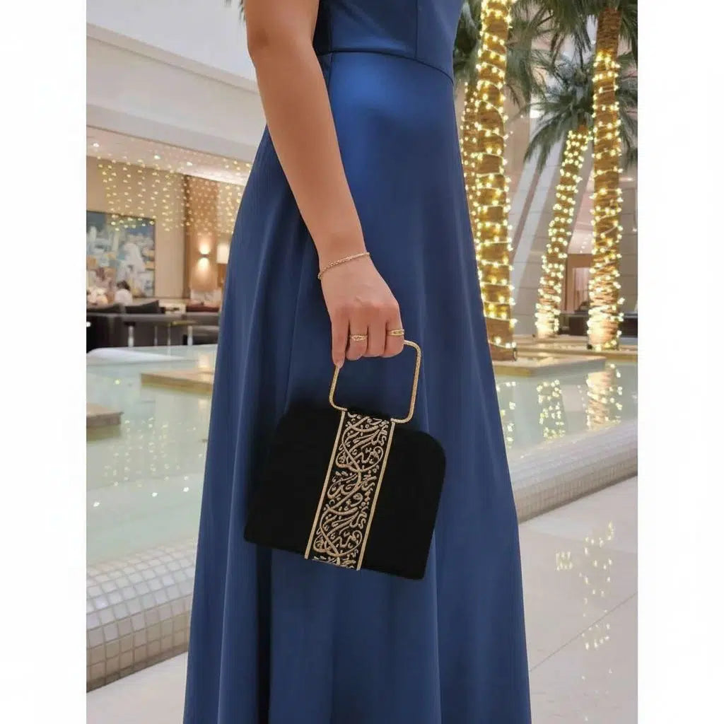 sac velours noir calligraphié pour une élégance unique