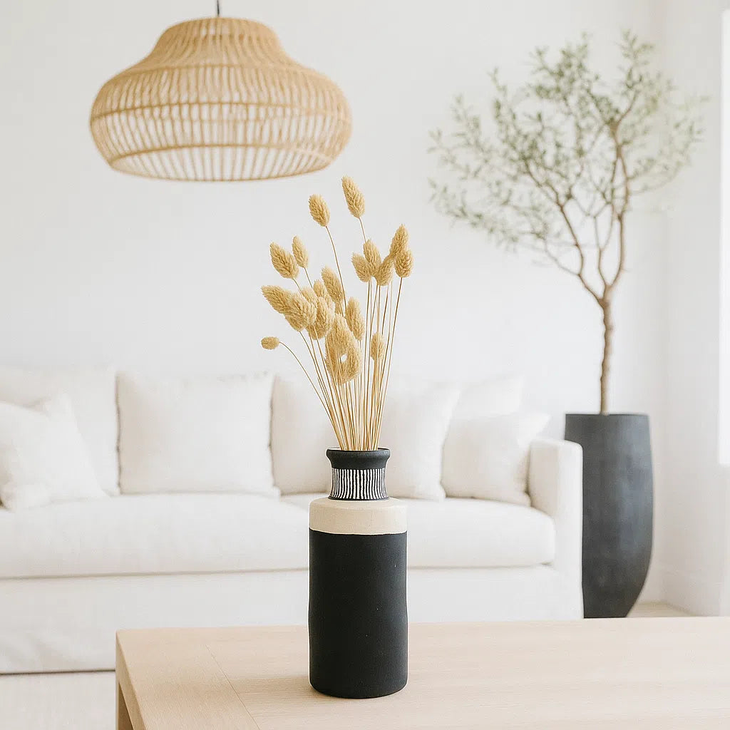 Vase noir et blanc et son bouquet de fleurs séchées – H 30 cm