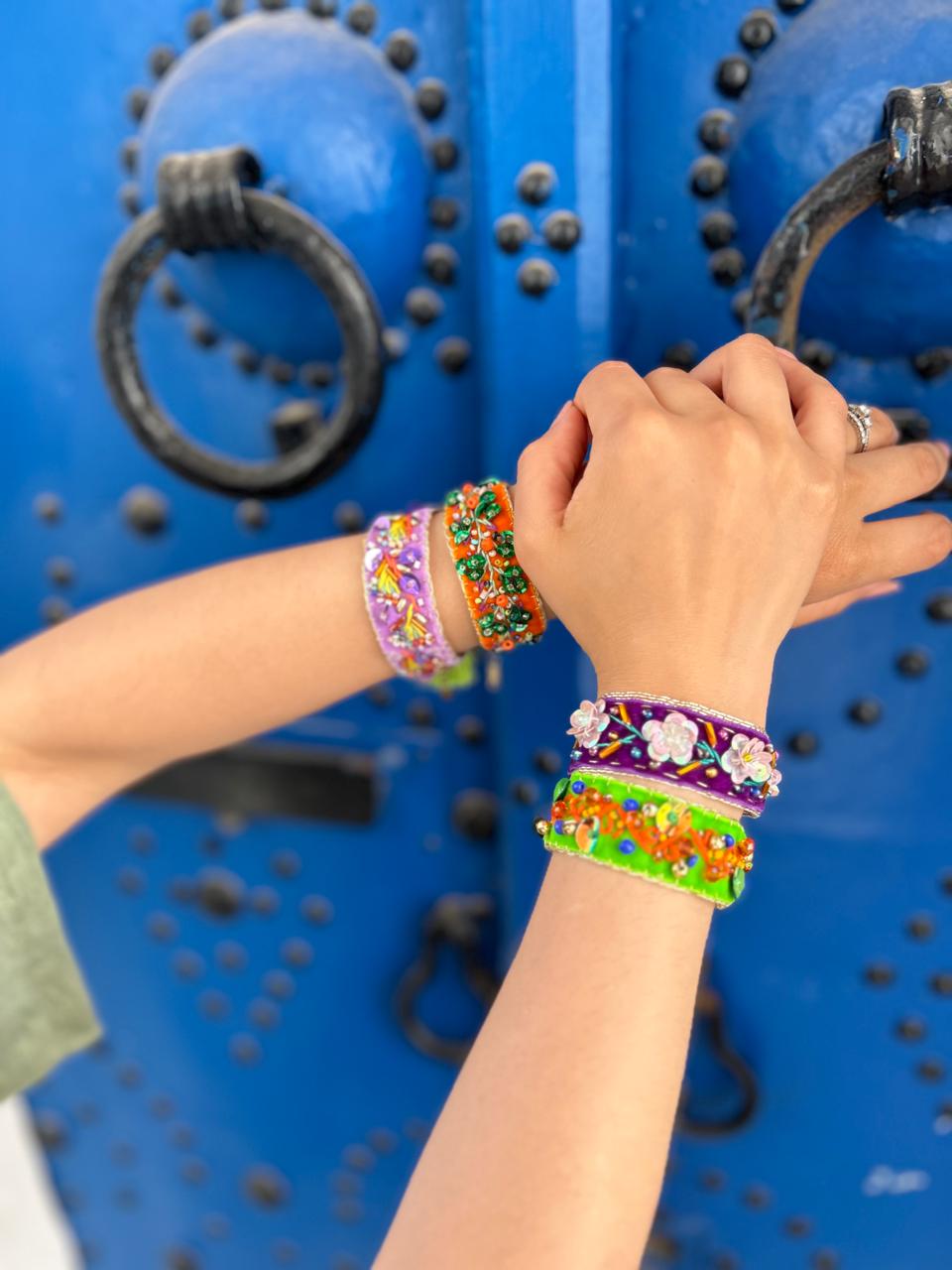 Bracelet ajustable brodé à la main