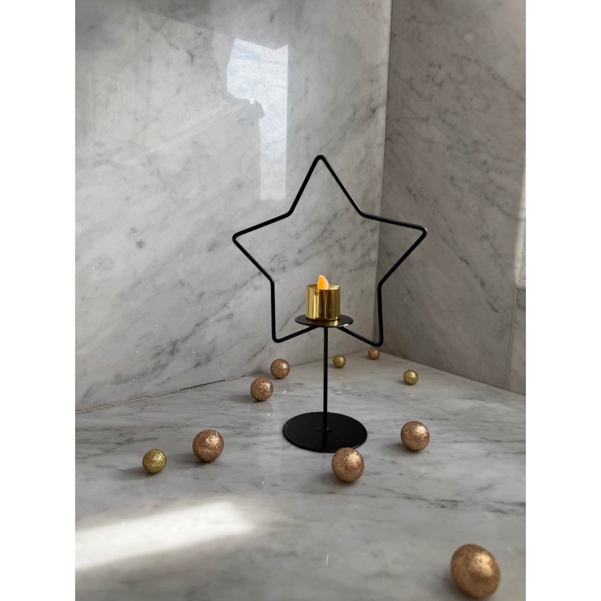 Article de décoration en métal — angle supp. Produit artisanal.