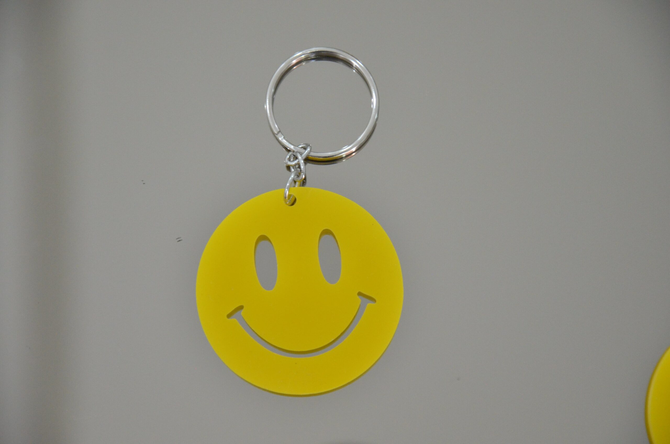 Porteclé smiley : Le bijou en acrylique qui illumine votre quotidien