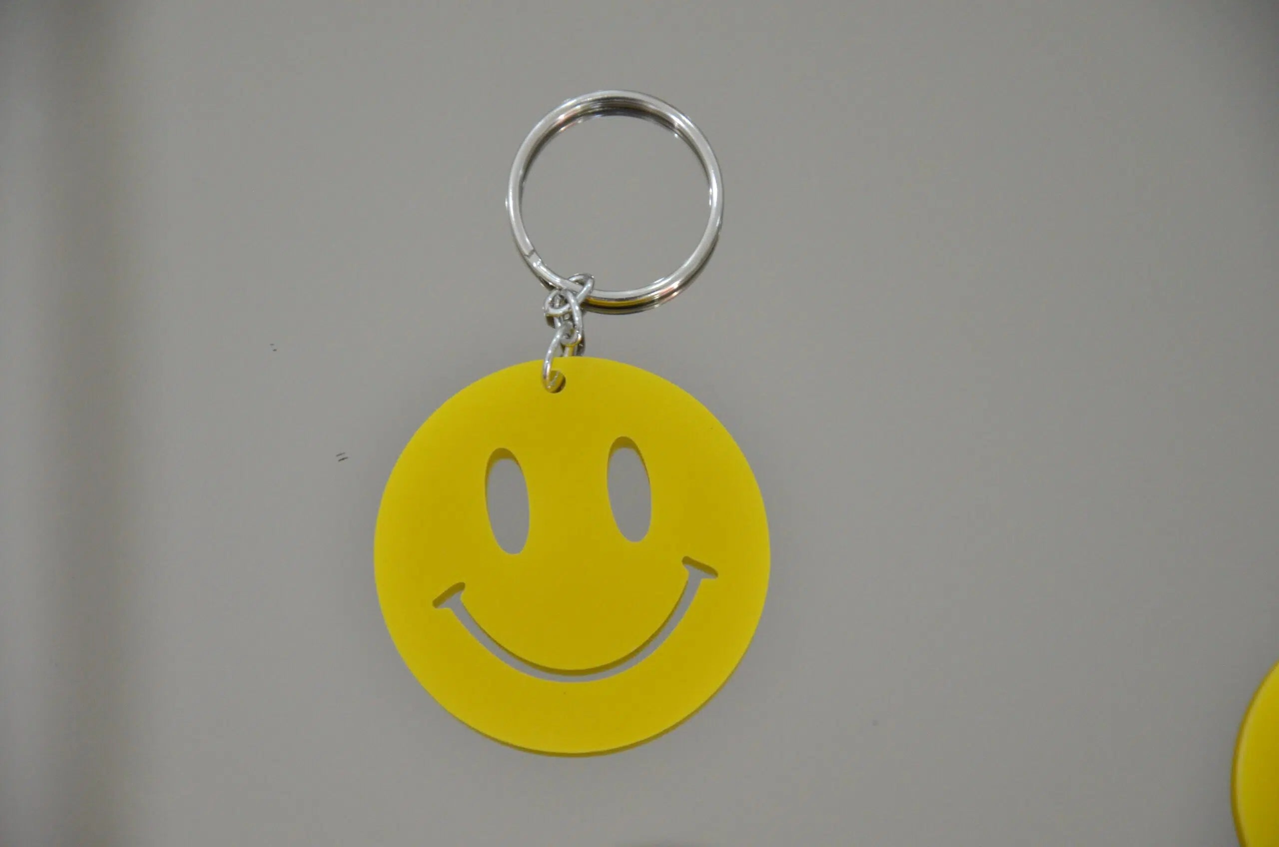 Porteclé smiley : Le bijou en acrylique qui illumine votre quotidien