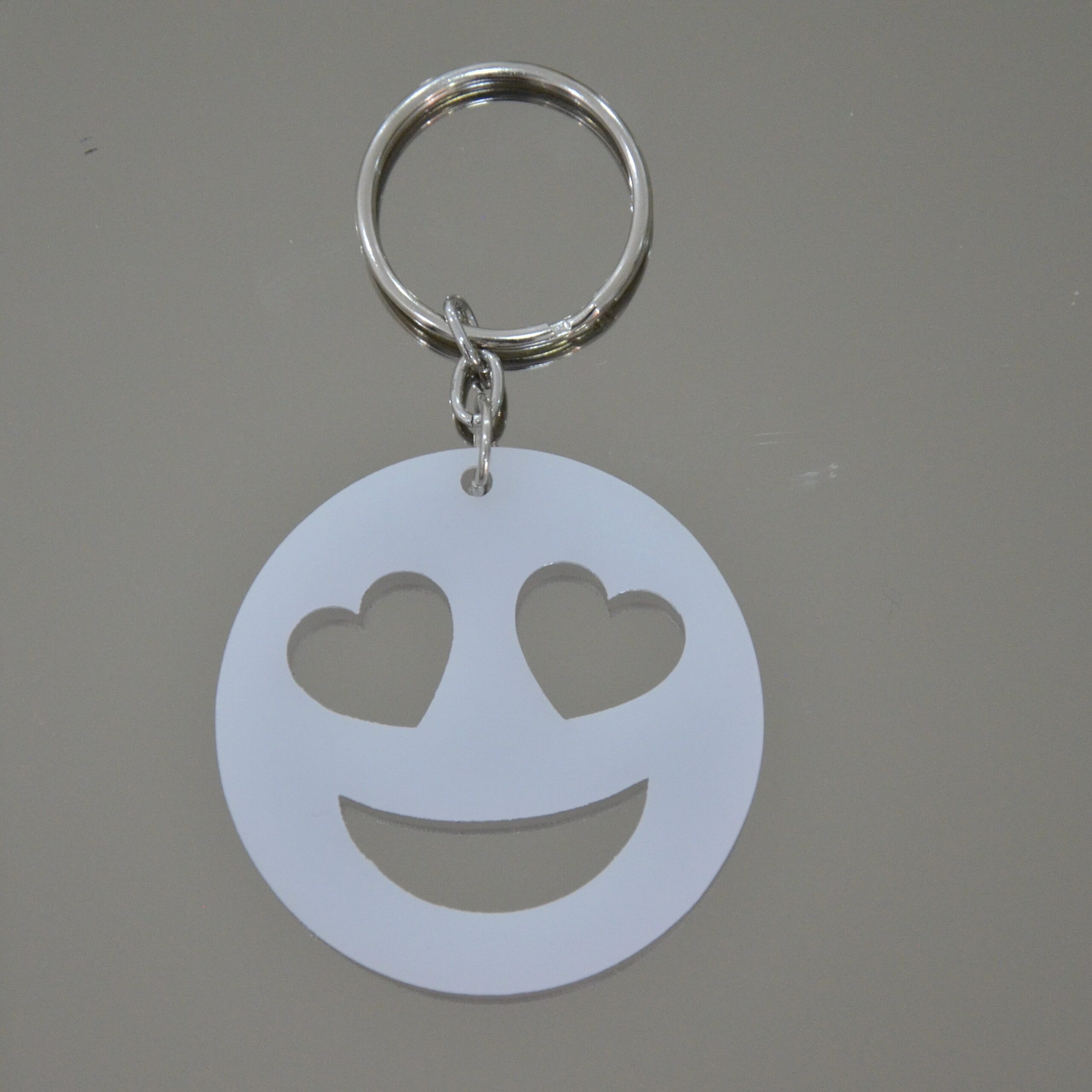 Porte clé smiley love en acrylique