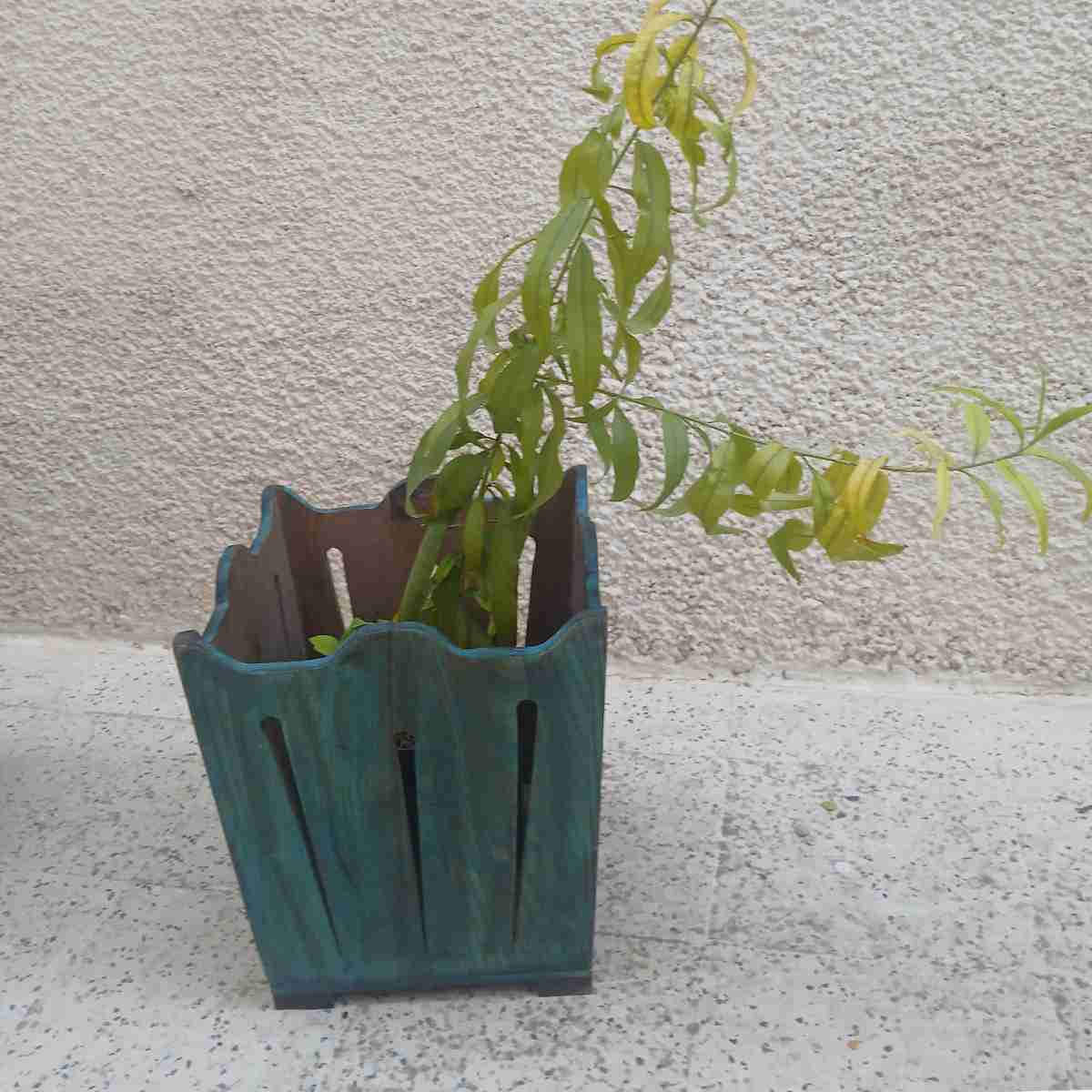 Panier en bois bleu tendance pour un rangement élégant