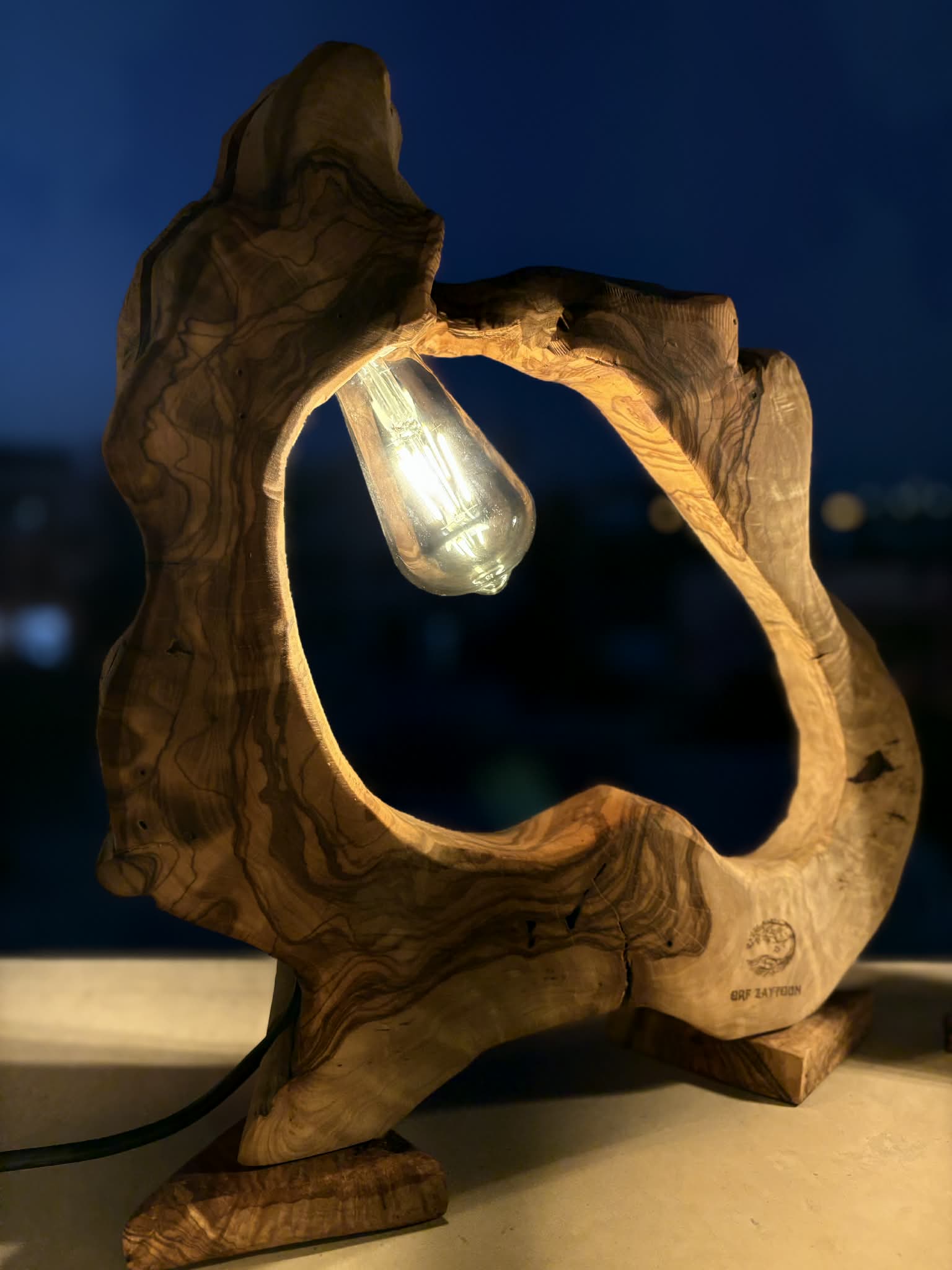 lampe bois artisanale en olivier unique pour un intérieur accueillant