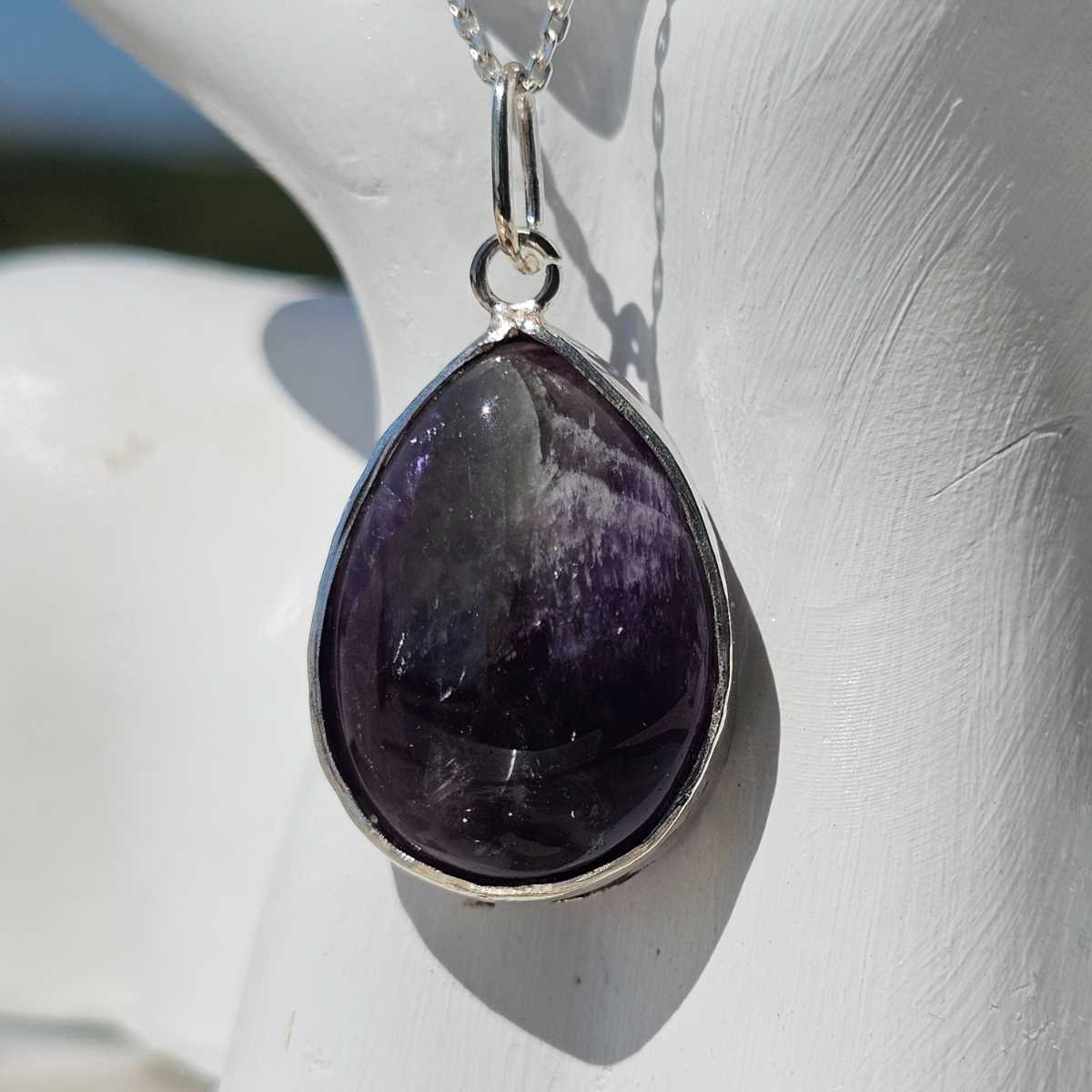 collier en argent 925 sublimé par un pendentif Améthyste naturelle sous forme de goutte