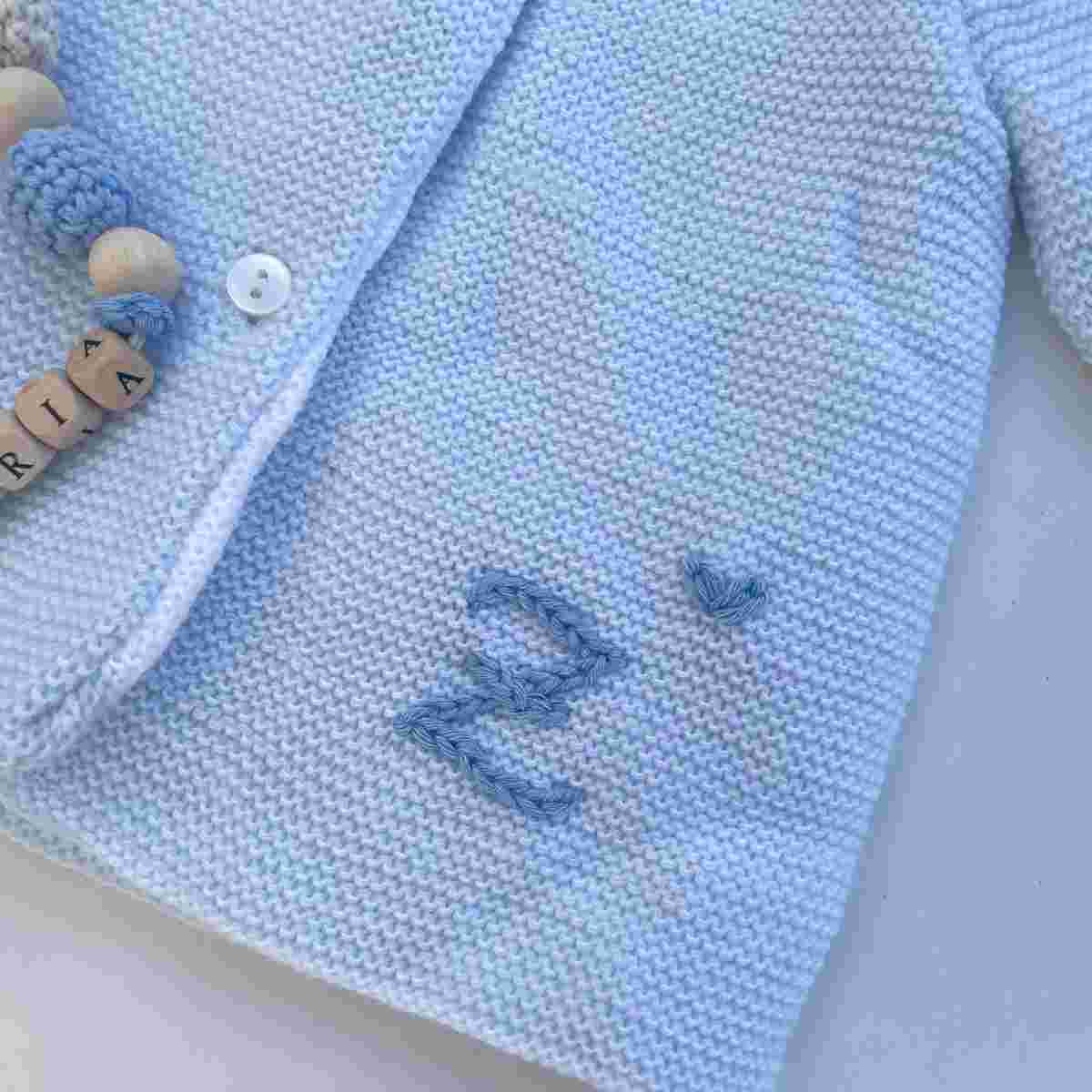 Gilet personnalisé et attache sucette pour garçon tendance en couleur nouveau né