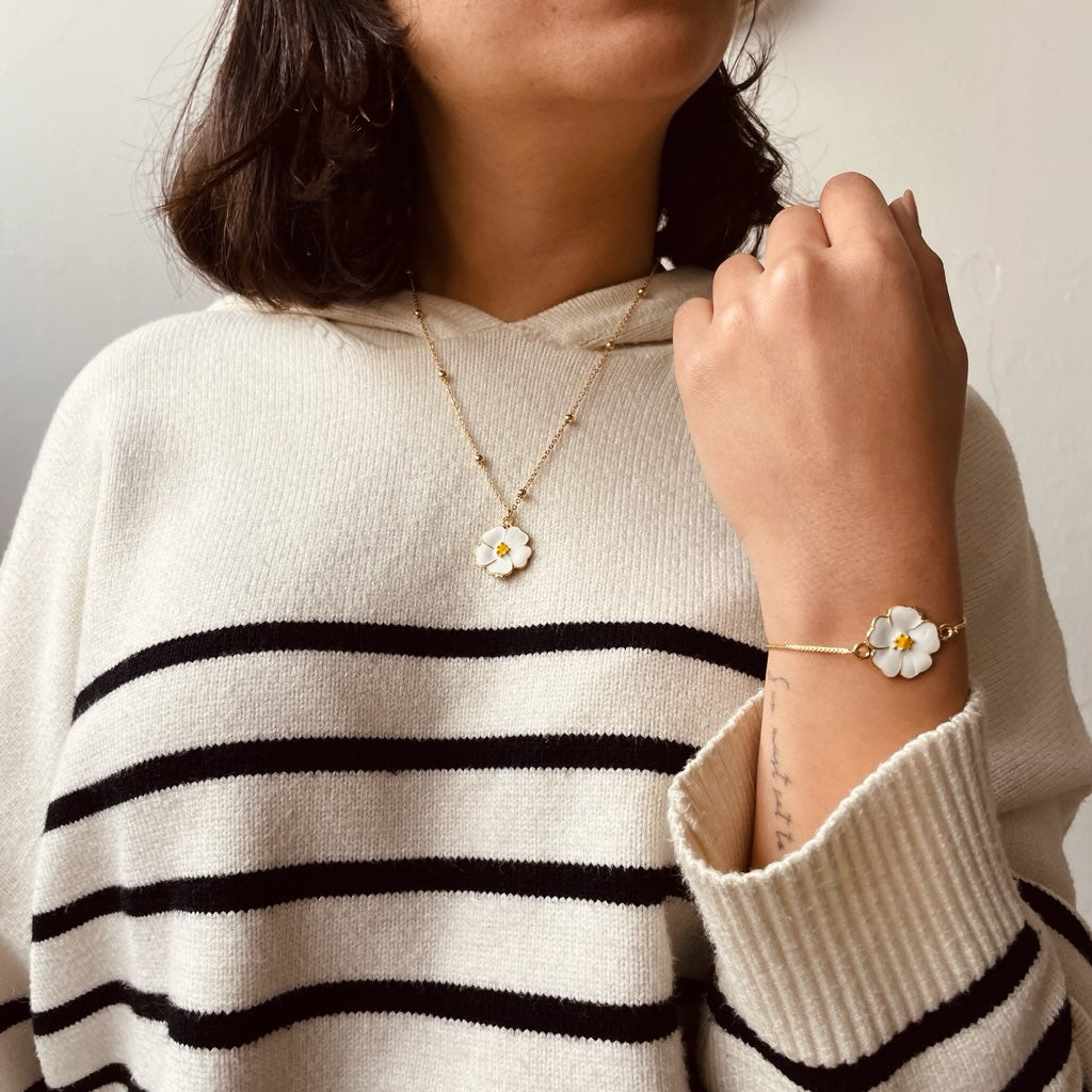 Bracelet ajustable fleur blanc doré pour un style unique
