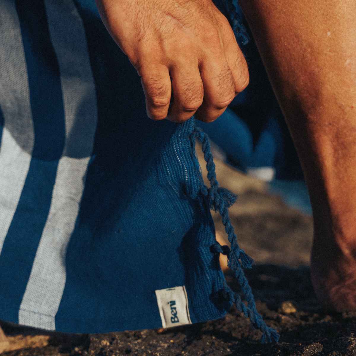 Fouta éponge bleu marine rayée