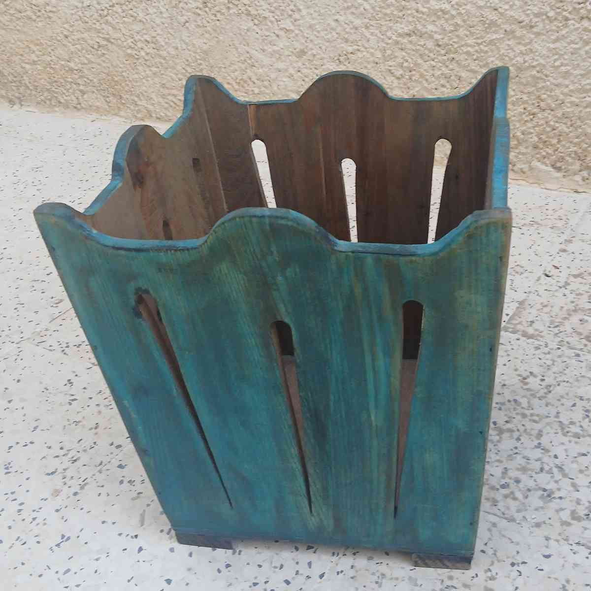 Panier en bois bleu tendance pour un rangement élégant
