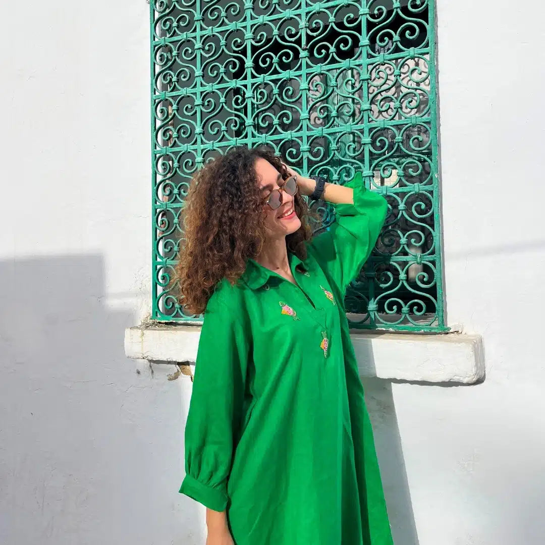 Blouza djerbienne verte en lin brodée à la main (1m10)