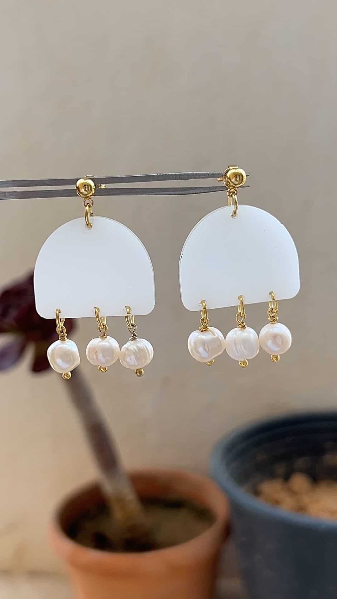 Boucles d'oreilles blanches en acier ino — vue 3. Artisanat Tunisie.