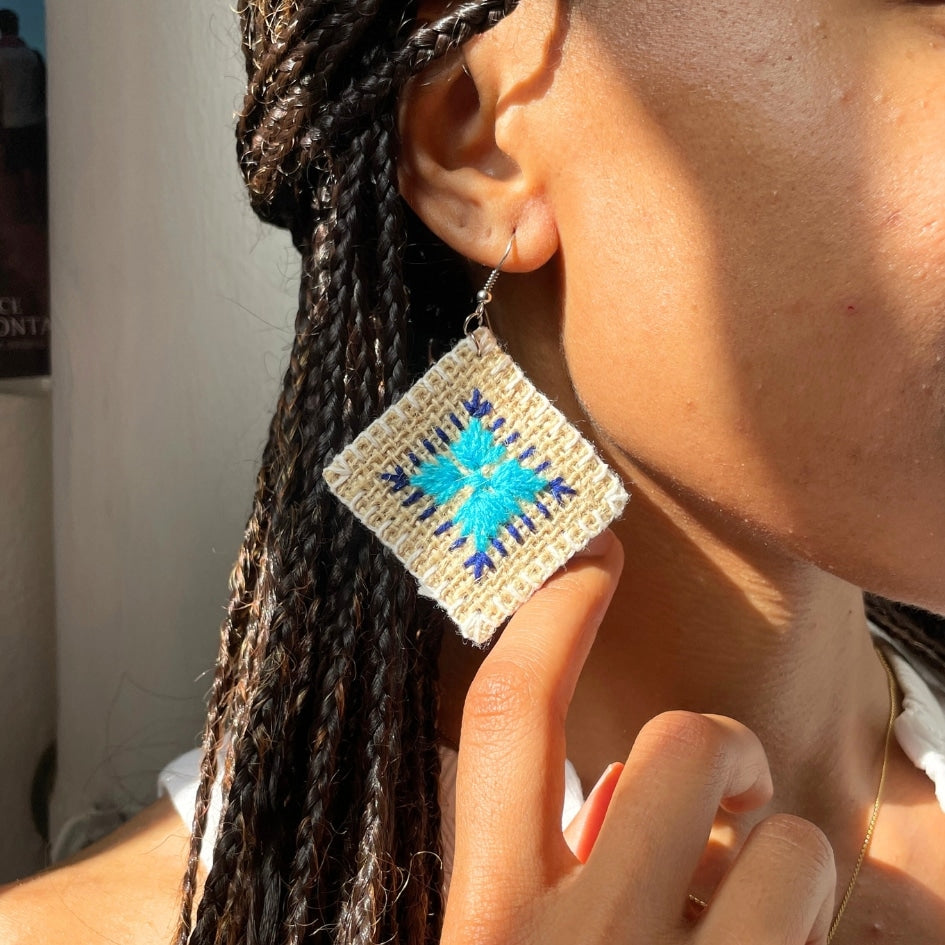 Boucles d'oreilles carrées au crochet grand-mère beige, bleu et blanc - artisanat Tunisien fait main | ILEYCOM
