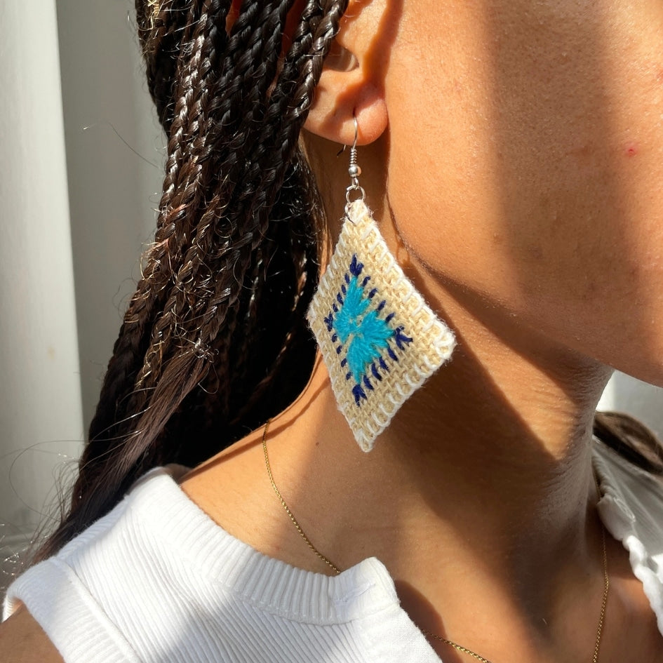 Boucles d'oreilles carrées au crochet grand-mère beige, bleu et blanc - artisanat Tunisien fait main | ILEYCOM