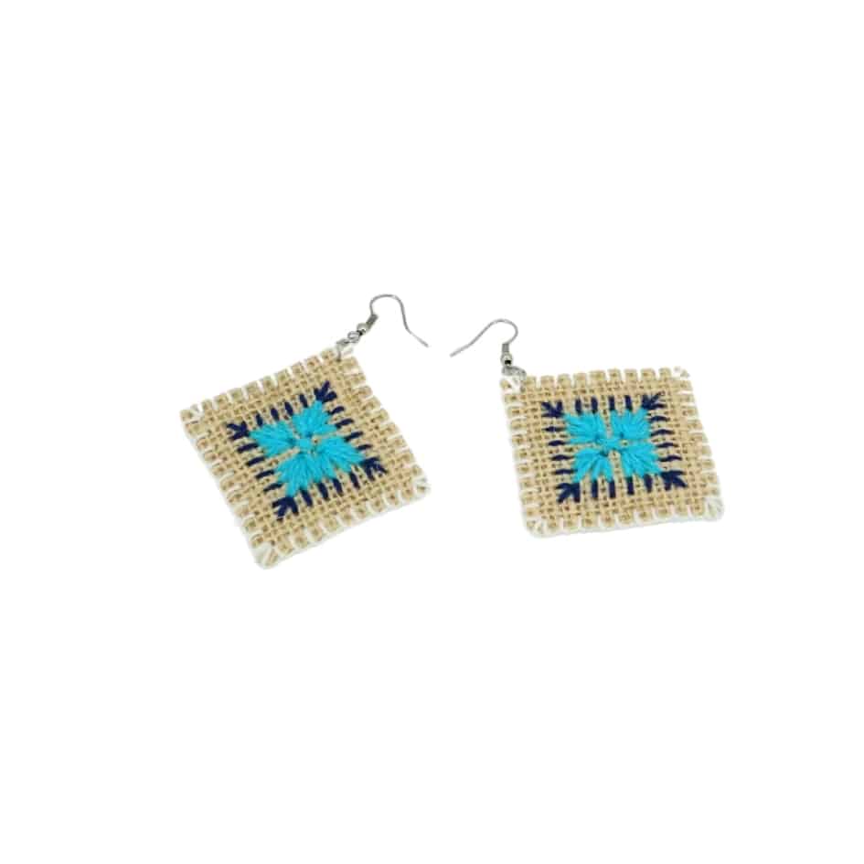 Boucles d'oreilles carrées au crochet grand-mère beige, bleu et blanc - artisanat Tunisien fait main | ILEYCOM