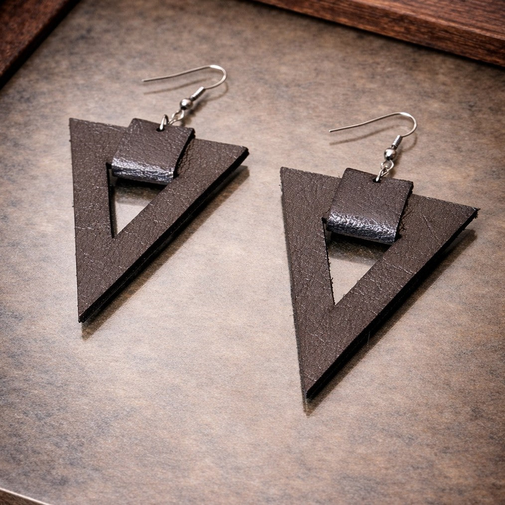 Boucles d'oreilles cuir métallisé triangle élégance irrésistible