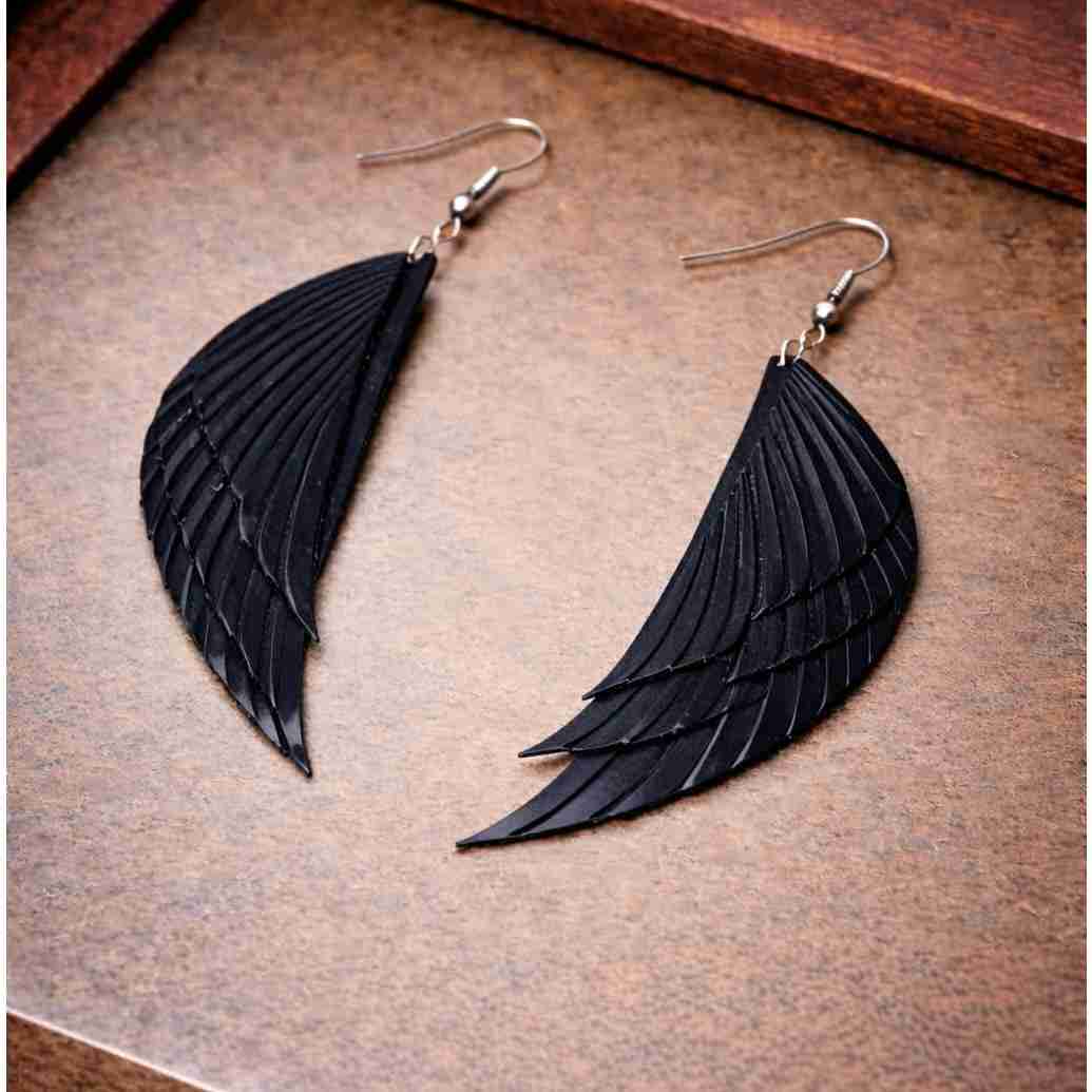 Boucles d'oreilles en cuir vernis noir pièce unique élégante