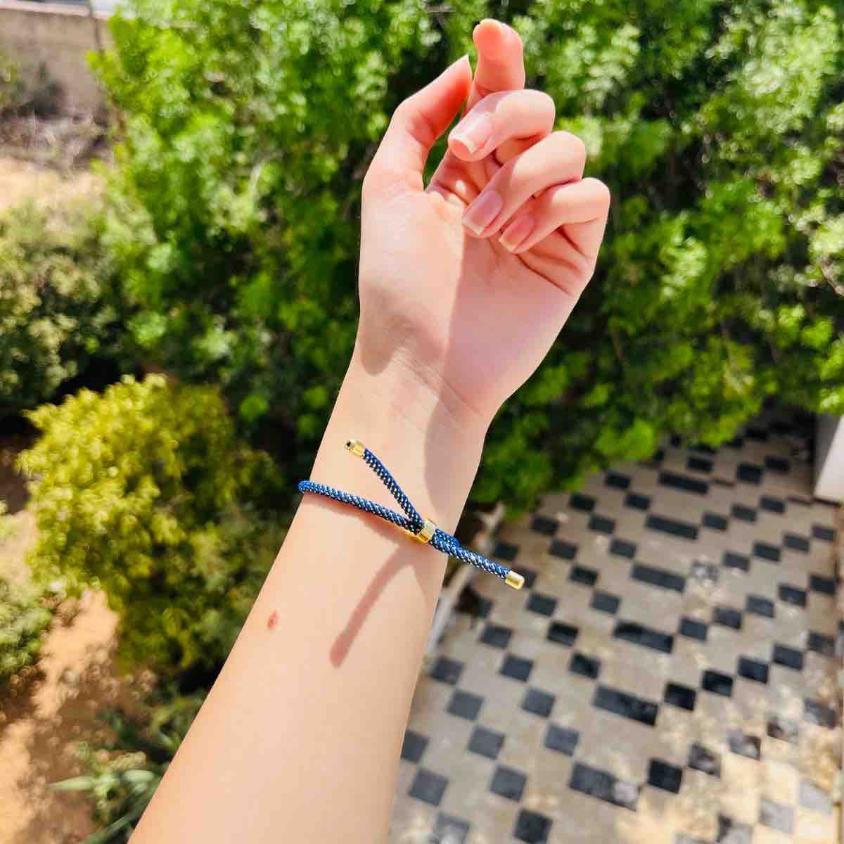 Bracelet ajustable bleu au design unique pour un style chic