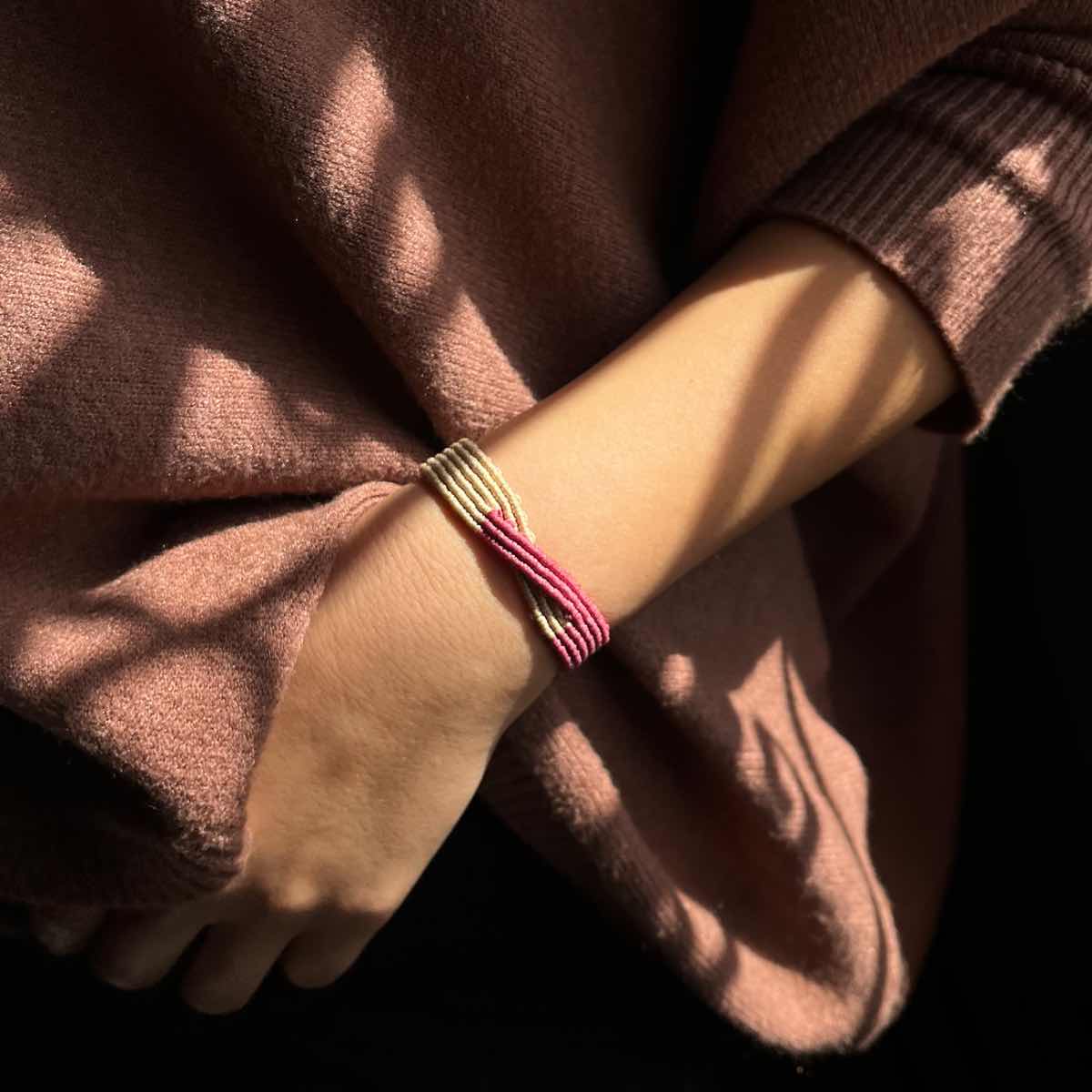 Bracelet beige croisé chic et élégant pour un style unique