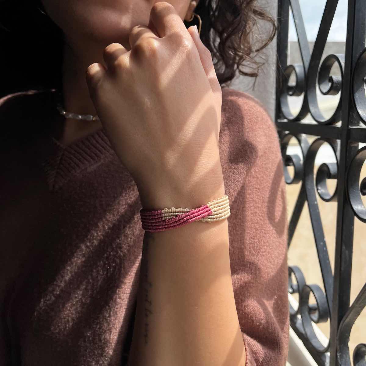 Bracelet beige croisé chic et élégant pour un style unique