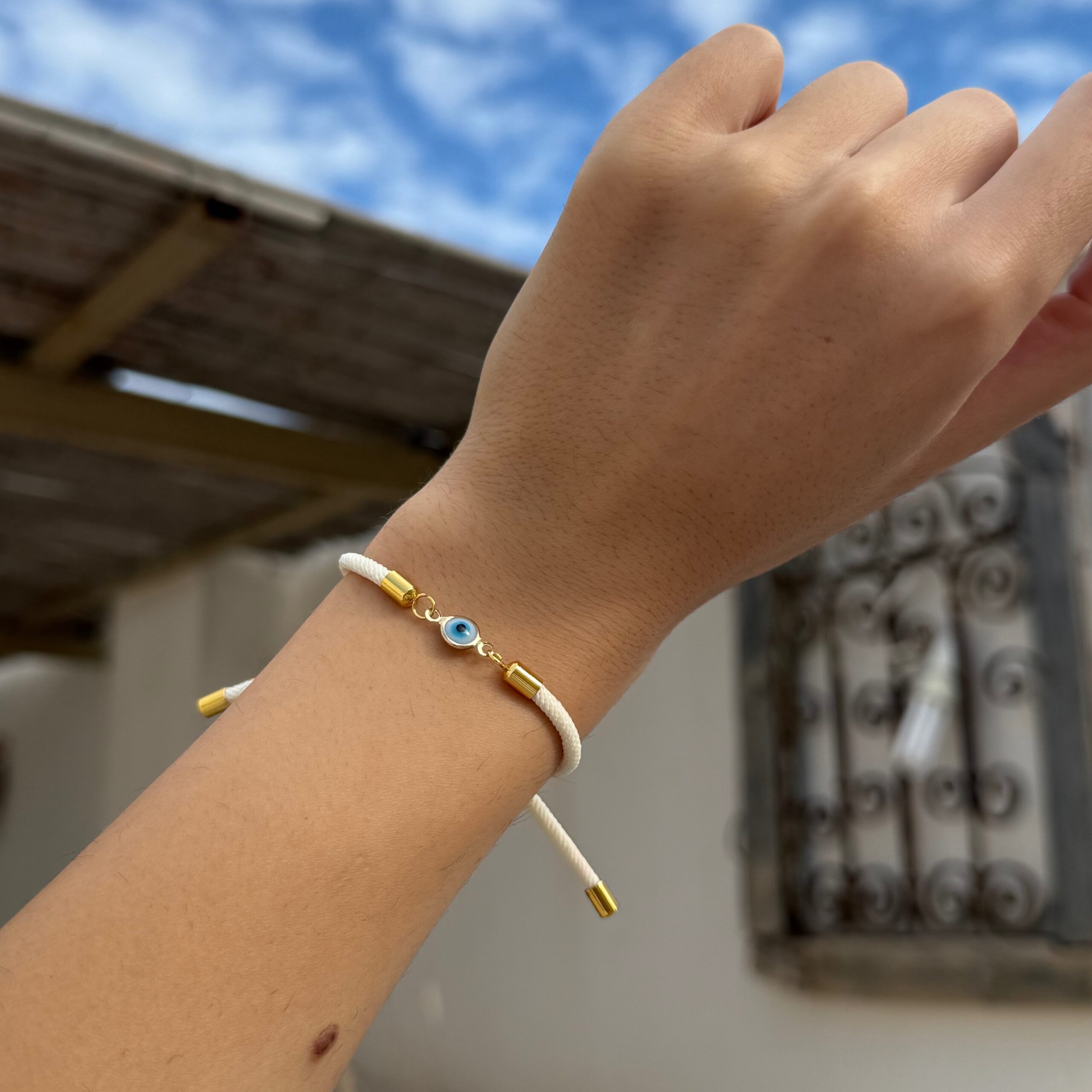 Bracelet cordon blanc cassé avec motif petit  — vue détaillée. Artisanat tunisien.