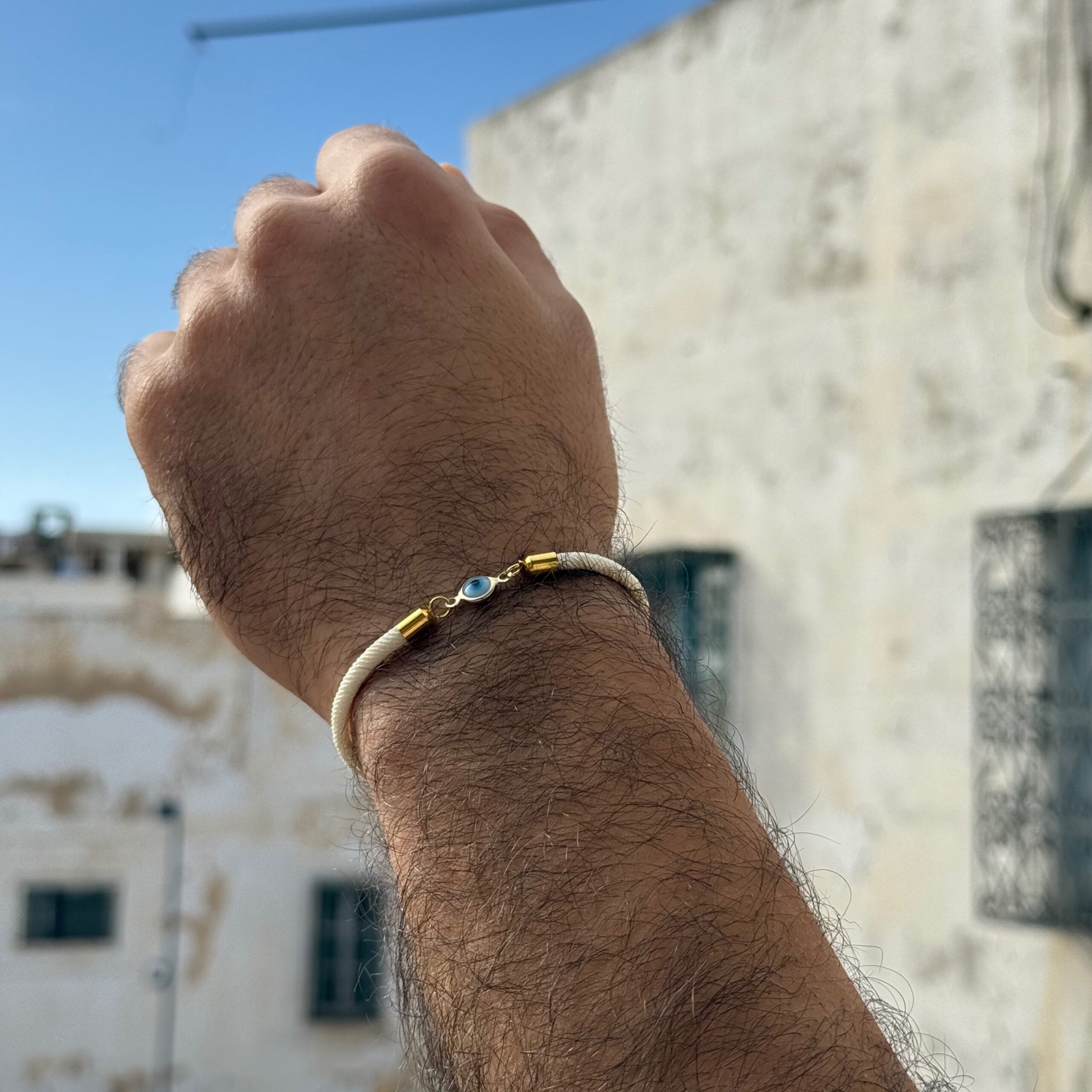 Bracelet cordon blanc cassé avec motif petit  — angle supp. Produit artisanal.