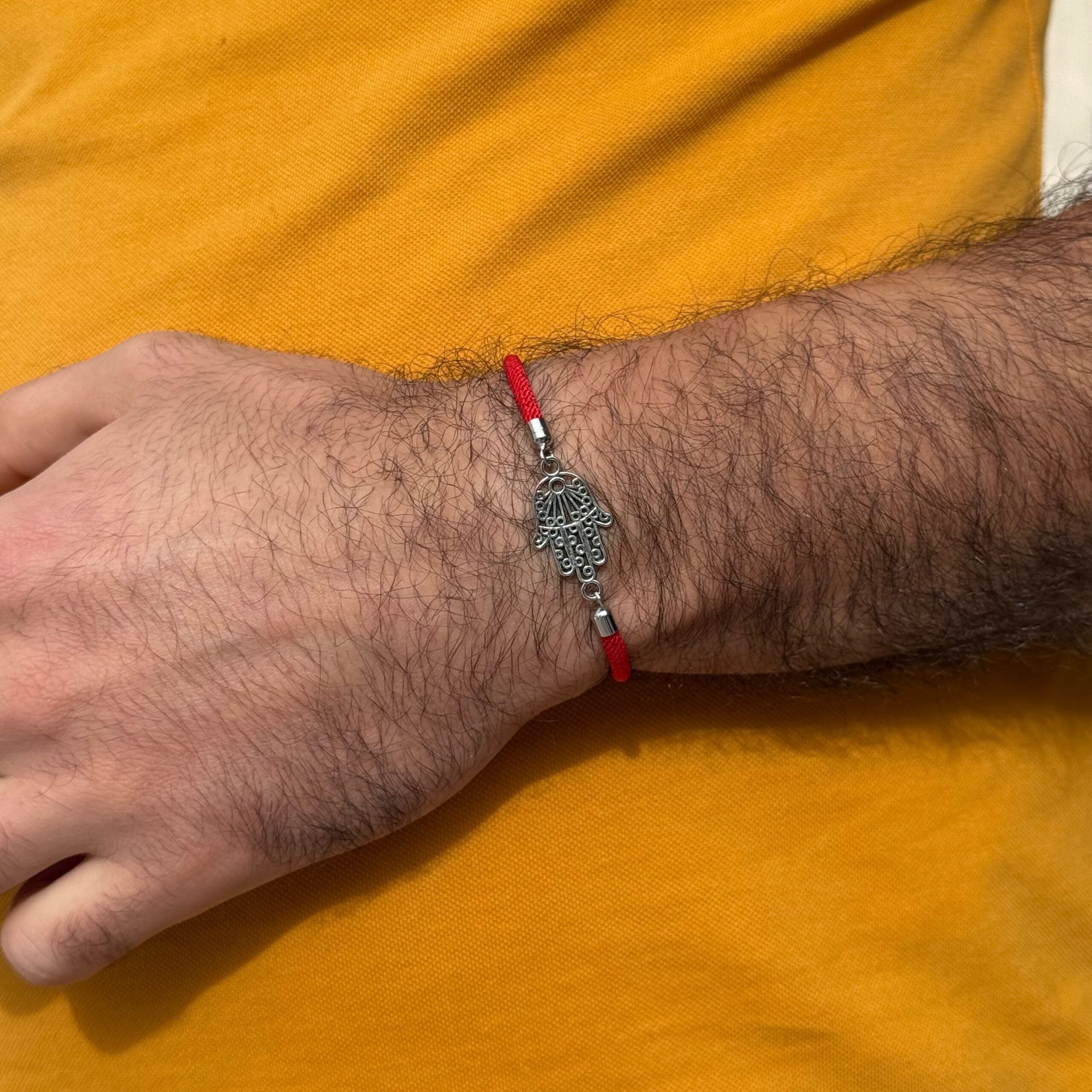 Bracelet cordon rouge motif khomsa ajustable — angle supp. Produit artisanal.
