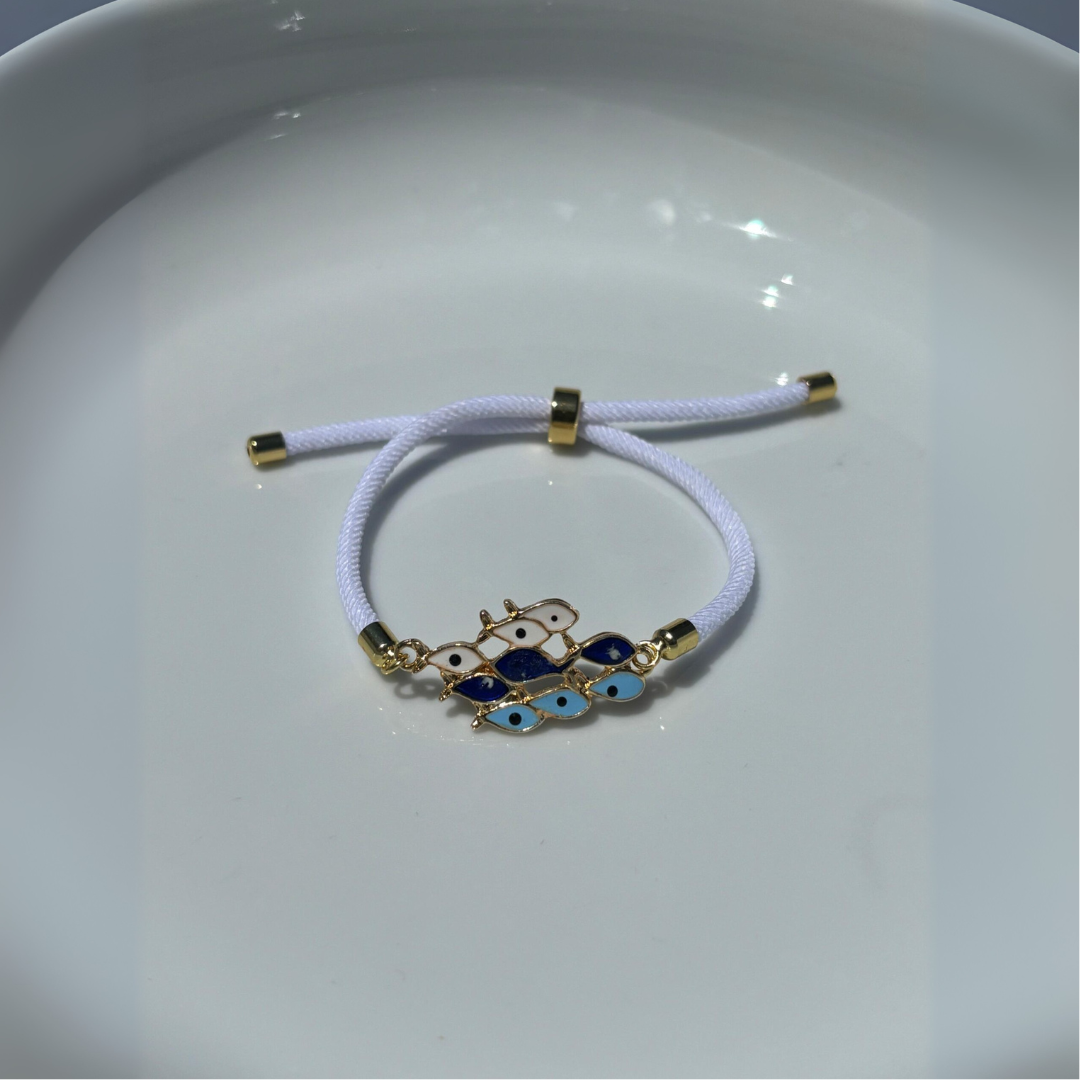 Bracelet en fil blanc ajustable avec motif poissons