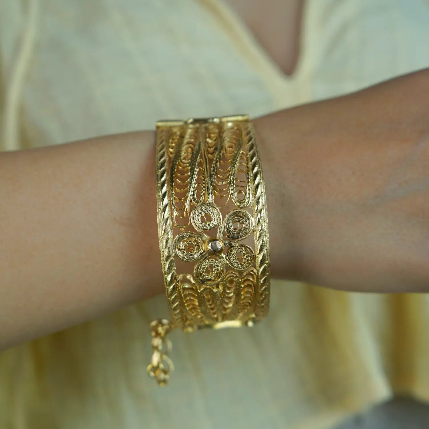 Bracelet filigrane en cuivre doré trempé dans l’or